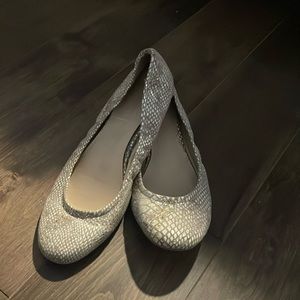 Jessica Simpson snake skin flats size 8.